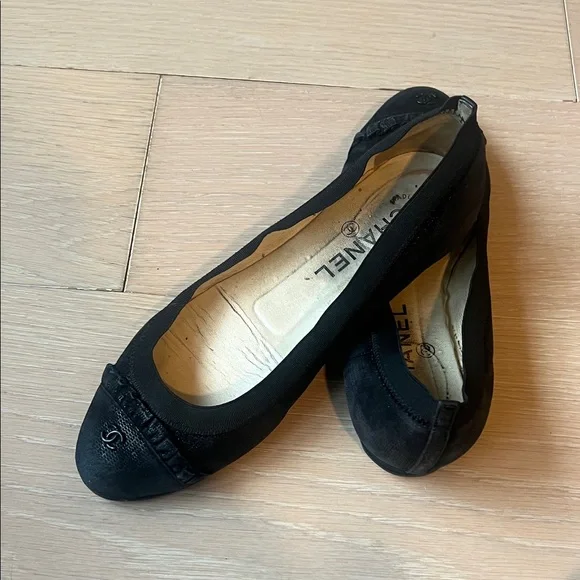 Chanel Black Flats with Logo Detail - Picture 6 of 6